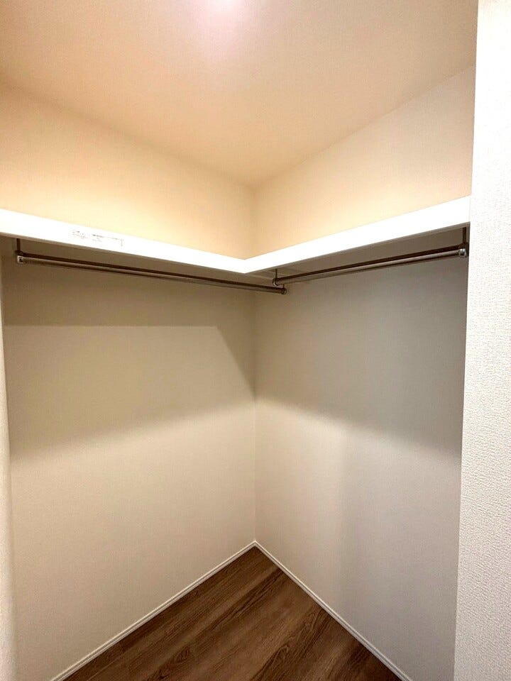 WICは広々とした収納エリアにより、衣類だけでなく、バッグ、靴、アクセサリーなどを一箇所にまとめて収納できます。