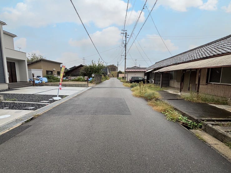 車がスピードを出しにくいため、交通事故のリスクが低減されます。歩行者や自転車が安全に通行しやすい環境です。