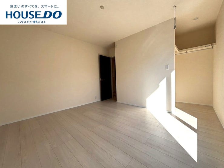 【プライベートルームの過ごし方】ベッドや机などの家具を置いてもゆとりある広さ。何にも邪魔されたくない一番のプライベート空間だから、過ごしやすさは大切にしたい・・・。