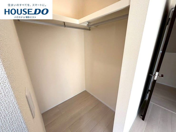 【欲しいところの収納力】実際に生活することを考え、お部屋の収納を重視しました。かさばる季節の衣類や大きなキャリーバッグもラクラク収納♪