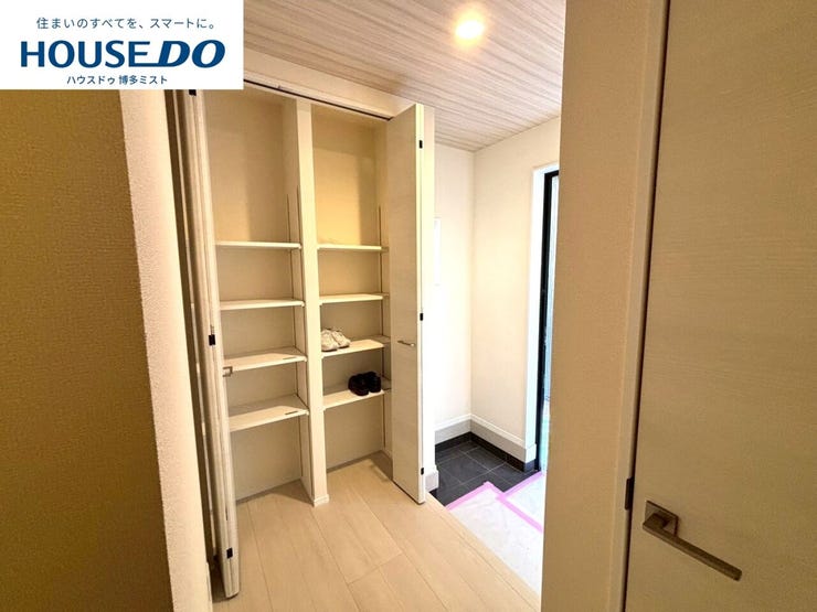 【玄関スッキリ計画】毎日の『いってきます』と『ただいま』の声が響く玄関。出しっぱなしにしたくない荷物もしっかり収納で出来るように収納多めです。