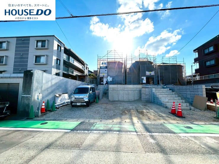 【現地見学会 開催中】実際に現地へ行き、お子様と一緒に小学校までの経路を確認したり、近隣の同施工会社の完成物件へ行き完成後の雰囲気を体感したりといった見学ツアーをしませんか?(10月23日撮影)