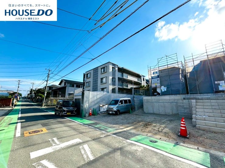 【現地見学会 開催中】実際に現地へ行き、お子様と一緒に小学校までの経路を確認したり、近隣の同施工会社の完成物件へ行き完成後の雰囲気を体感したりといった見学ツアーをしませんか?(10月23日撮影)