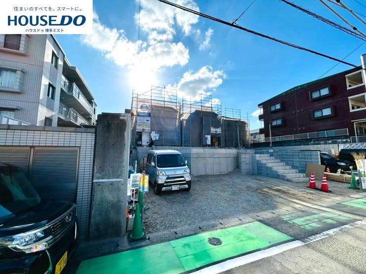 【現地見学会 開催中】実際に現地へ行き、お子様と一緒に小学校までの経路を確認したり、近隣の同施工会社の完成物件へ行き完成後の雰囲気を体感したりといった見学ツアーをしませんか?(10月23日撮影)