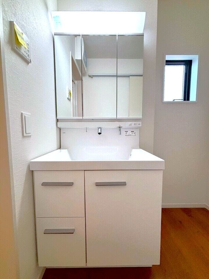 高い位置に水栓があり、水垢が付きにくい洗面台です!お掃除がとっても楽になります♪