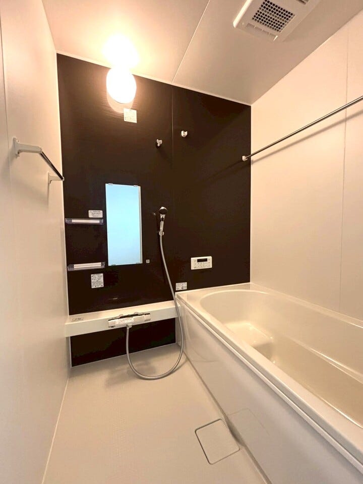 浴室に物干し竿があるため室内で洗濯物を干すことができ、 雨の日や寒い季節など、外に干すことが難しい場合に重宝します。