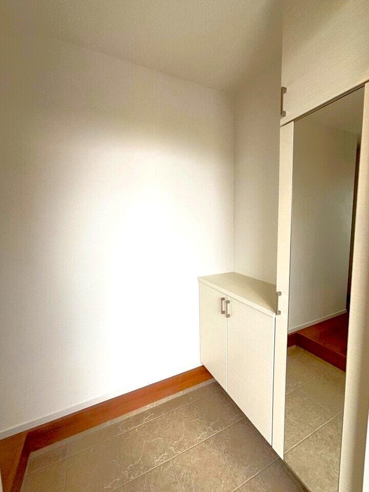 姿見付きのシューズボックスは出かける前に全身を確認できるため、服装や靴のコーディネートを整えるのに便利です。