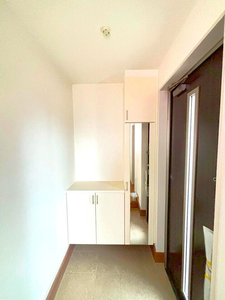 ガラス付きの玄関ドアはガラス部分から自然光が入るため、玄関が明るくなり、日中は照明を使わずに済むこともあります。