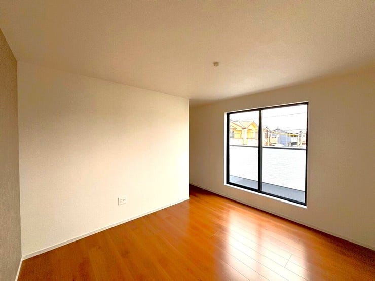 約6帖の洋室は部屋の広さが適度なため、家具の配置やインテリアデザインがしやすく、狭すぎず広すぎない居心地の良い空間を作れます。