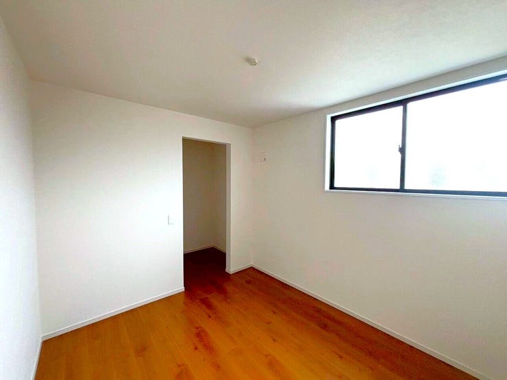 7帖の洋室はダブルベッドやクイーンサイズベッドを置いても余裕があり、快適な寝室として利用可能です。