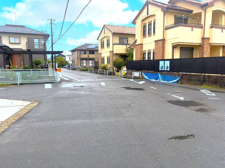 道路幅が広いことで、家の前が遮られることが少なく、日当たりが良くなり、家全体が明るい印象を受けます。