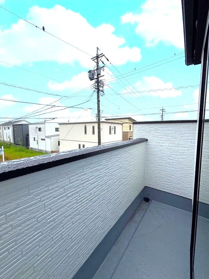 横に長いスペースを活用して、ガーデニングエリア、アウトドアリビング、物干しスペースなど、複数のゾーンを設けることができます。