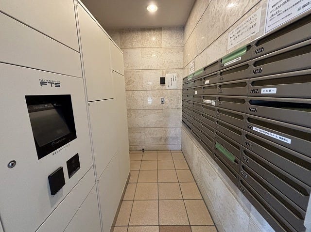 ポストの横には宅配ボックスも完備!夜間でも荷物の受け取りができます