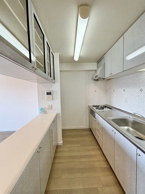 キッチンは収納スペースがあり、調理器具や食器をすっきりと片付けられます