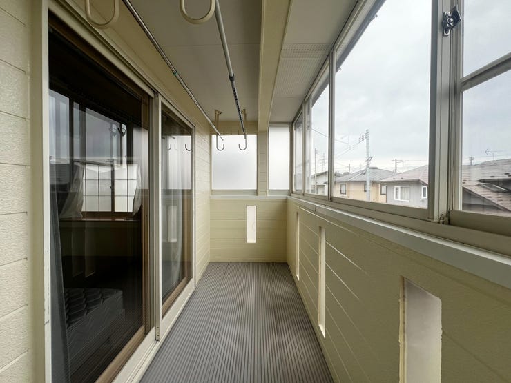 室内(2025年10月)撮影
◎本日案内可能◎
たっぷりと光が差し込むサンルームです!悪天候の時や、花粉が気になる季節に重宝します♪