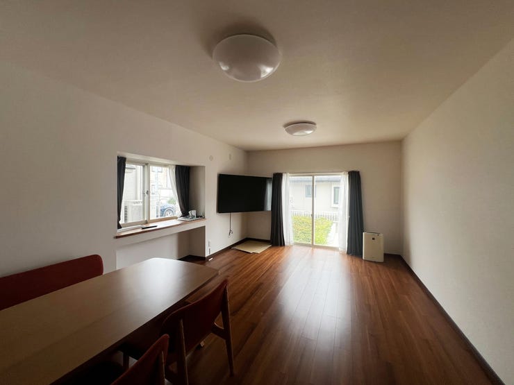 室内(2025年10月)撮影
◎本日案内可能◎
リビングから玄関が近く行き来しやすいため、来訪者が来た際や、ご家族が帰宅した際もすぐにお出迎えができるのが嬉しいですね♪