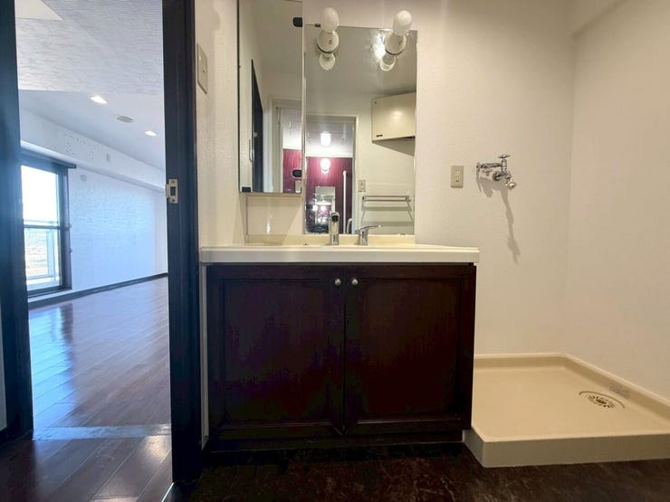 収納スペースもしっかりあるので洗面スペースをすっきりとできます。お掃除も身支度もスムーズにできそうですね。