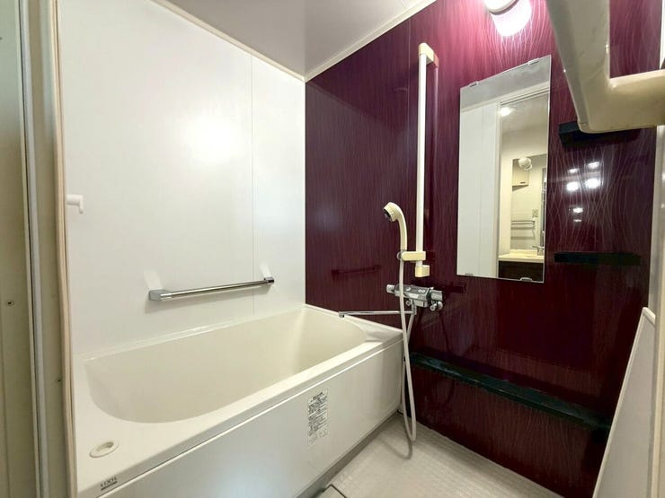 落ち着きのある空間に広々足が伸ばせる浴槽で、心も体もリラックスできそうです。お子様と入るのにも十分な広さが嬉しいですね。