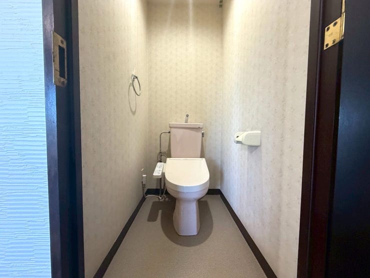 明るくて清潔感のあるトイレスペース♪洗浄便座付トイレ!広々した空間で気持ちよく過ごせます。