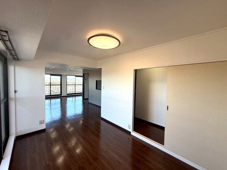 大きな窓のあるリビングは、陽光あふれる明るい空間です。居心地良く、ご家族皆がゆったり寛げる憩いの空間となりそうです。