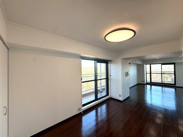 ゆったり寛げる充分な広さがございますので、ご家族でインテリアのレイアウトを考えるのも楽しみになりそうです。広々リビングならお子様の遊び場所も確保できそうですね。