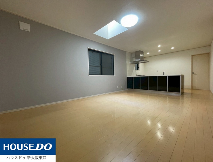 【外観】
大きめの駐車場になってます。