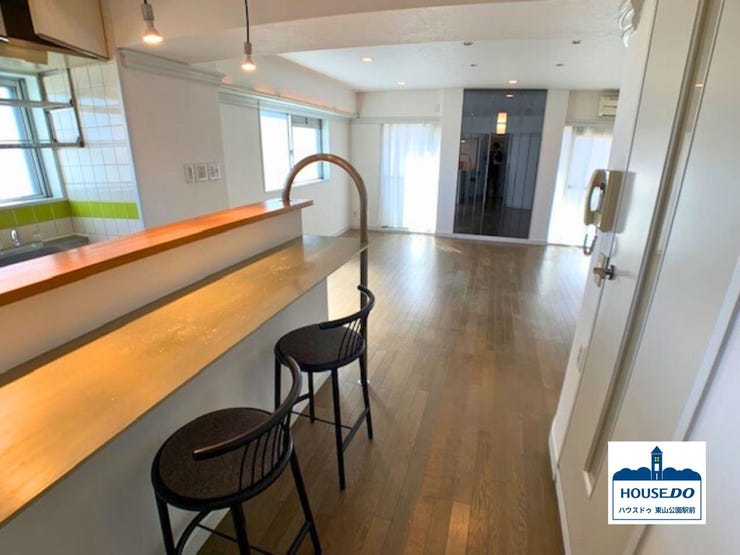 お洒落なカウンターの隣には、広いお部屋空間がひろがっています。
*現在賃貸中(入居前の画像になります)