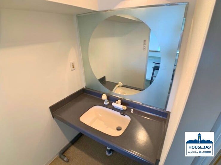 丸型ミラーがつくるやさしい曲線が、洗面空間をふんわりと包み込みます。
*現在賃貸中(入居前の画像になります)