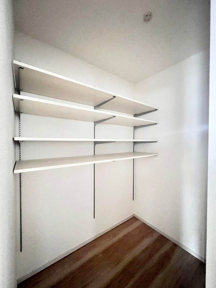 キッチン横にはパントリーが付いてます◎食品や日用品を収納できるので、キッチン周りがすっきりします♪