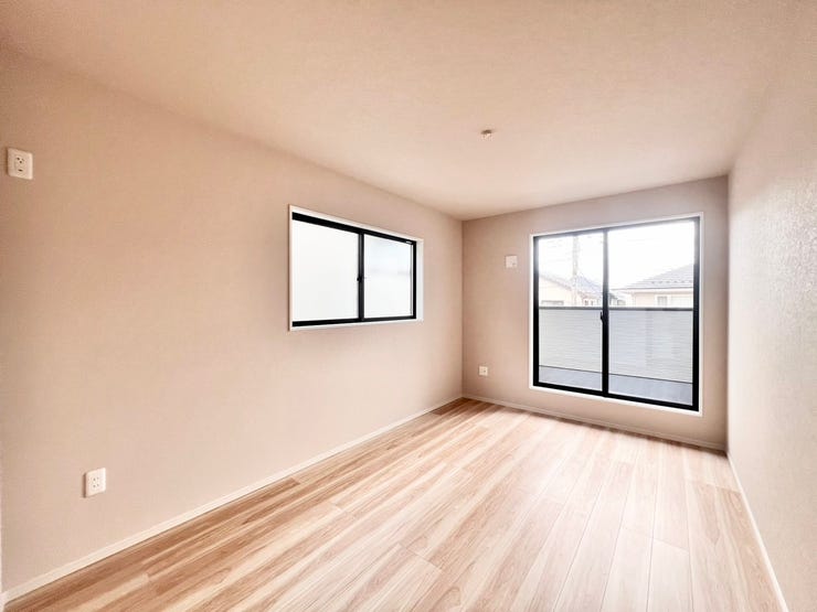 《7.5帖》バルコニーに直結した洋室。明るい光と風を取り込みやすい快適な空間です♪