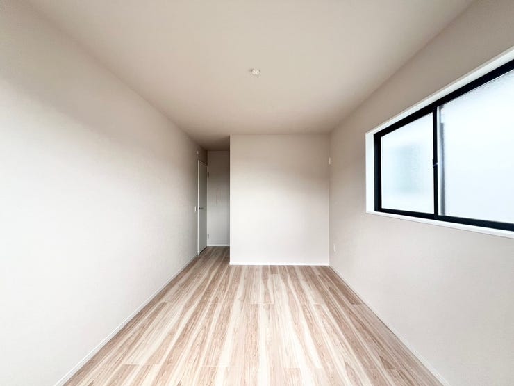 《7.5帖》ゆとりある洋室には、衣類や荷物をたっぷり収納することが出来る大容量のクローゼットがついてます!