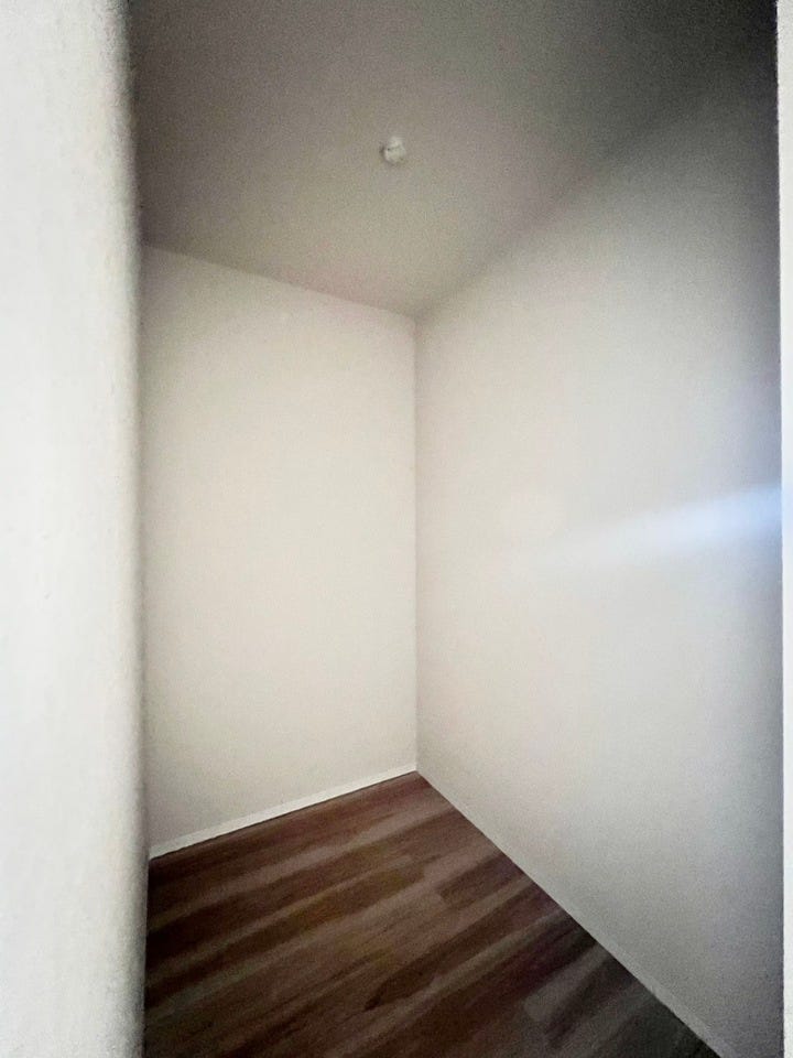 近年人気の扉なしタイプのウォークインクローゼット。空間が広く感じられ、通気性にも優れています。大切なお洋服を快適に保管できる機能的なスペースです♪