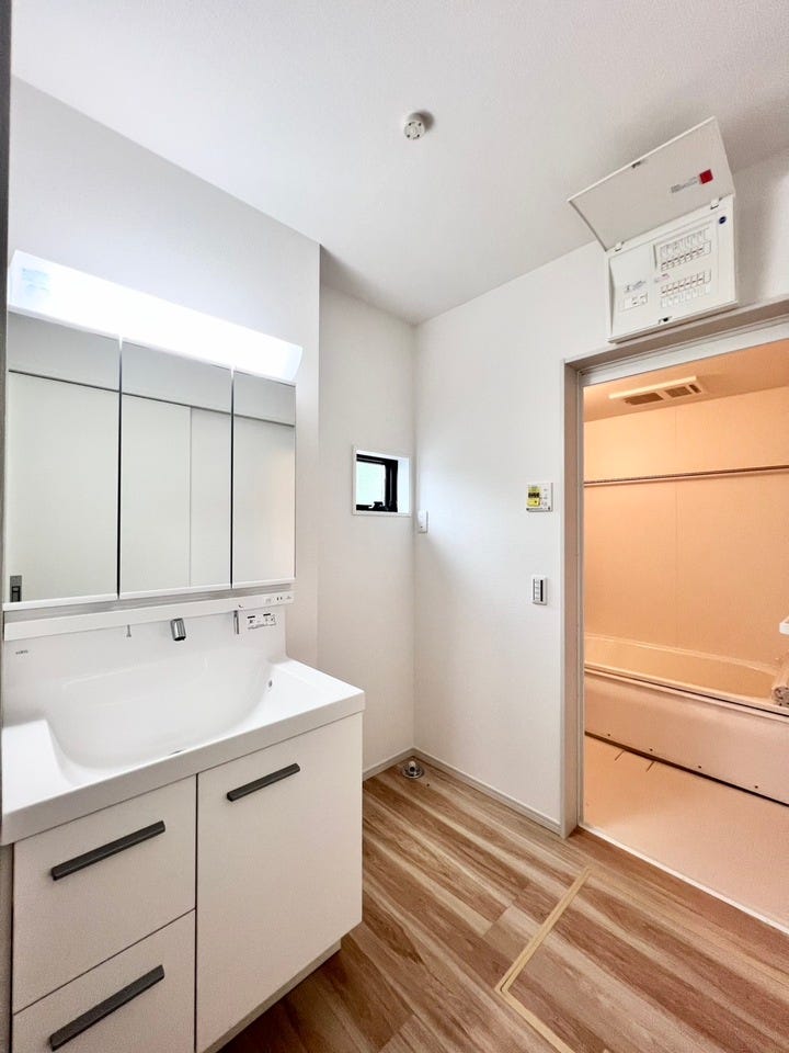 洗面所には洗濯機置場を完備!収納もついてるので、家事動線もスムーズです♪