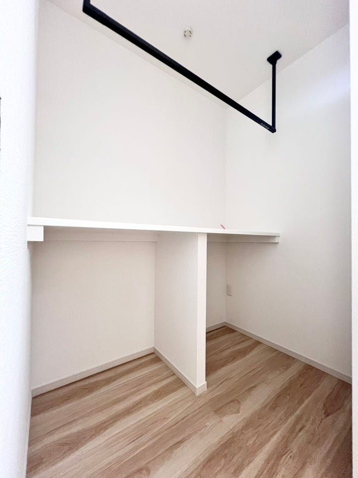 洗面所に隣接しているため、洗濯物をそのまま干したり、乾いたらすぐ収納できる“ランドリールーム感覚”で使えます。