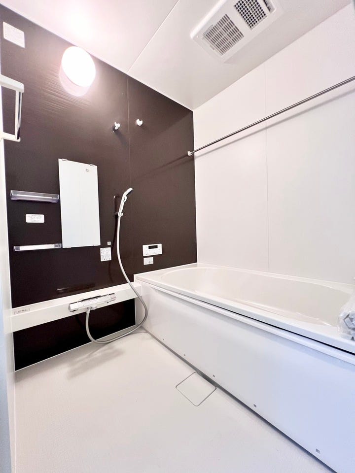 足を伸ばしてくつろげる広々したバス。ゆったりとしたバスタイムを楽しめます♪