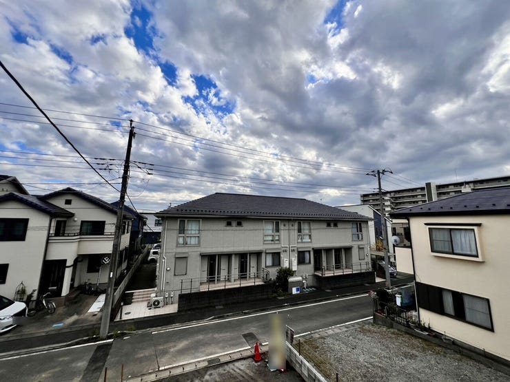 季節や天候によって表情を変える景色を楽しめるバルコニー。晴れた日には遠くまで見渡せる開放的な眺望です