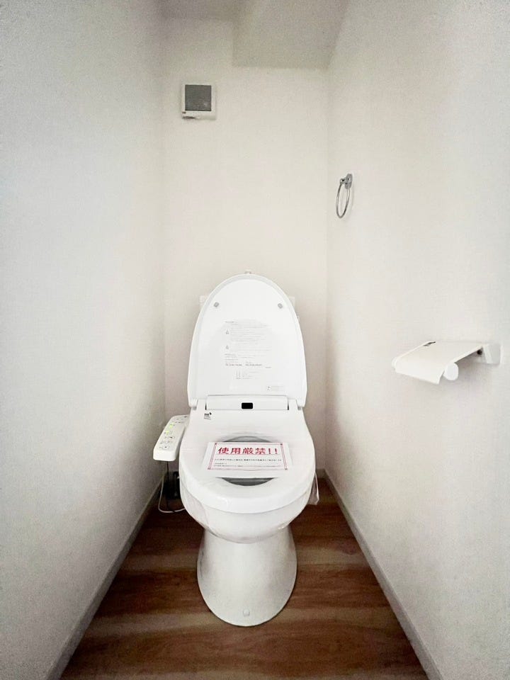 《1階トイレ》お手入れしやすい温水洗浄便座で、毎日快適♪