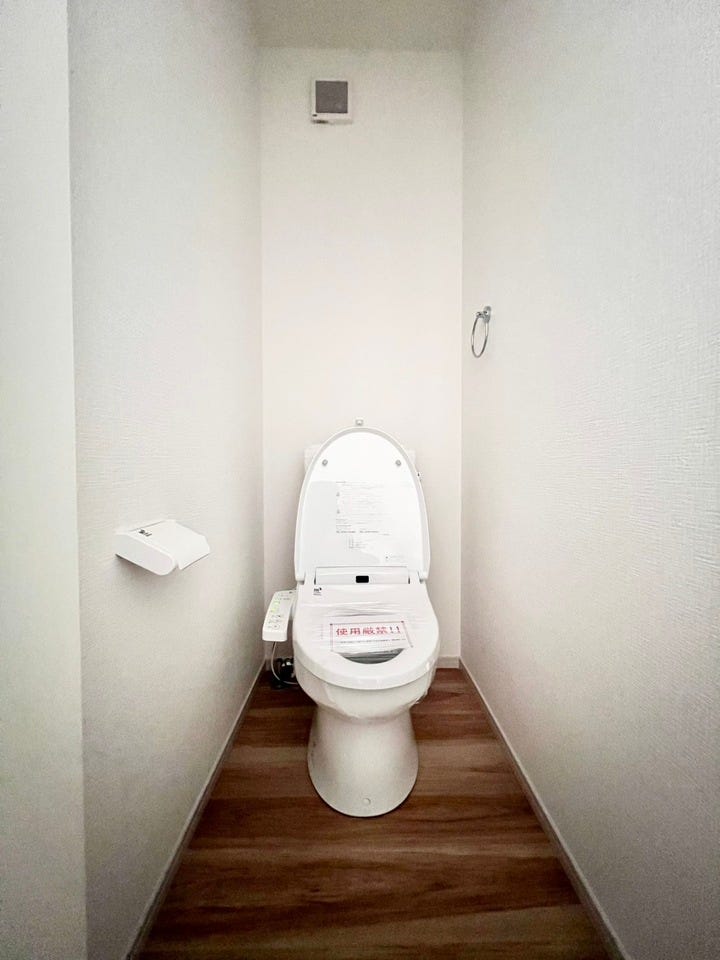 《2階トイレ》お手入れしやすい温水洗浄便座で、毎日快適♪