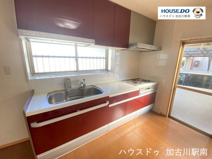 料理好きも納得の収納たっぷり、3口コンロで同時調理もラクラク!
三口ガスコンロ+グリル付きで、同時調理もスムーズです♪