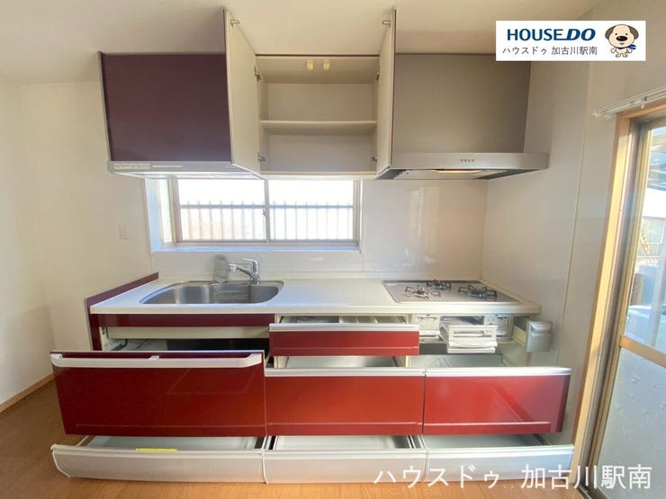 料理好きも納得の収納たっぷり、3口コンロで同時調理もラクラク!
三口ガスコンロ+グリル付きで、同時調理もスムーズです♪