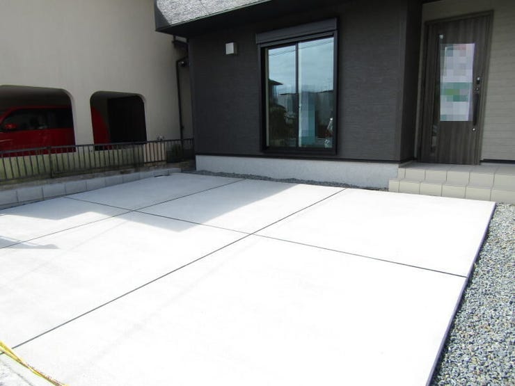 カースペースを確保♪ご家族分の自転車を置いたりプランターで季節の植物を育てて彩ってみるのも素敵ですね♪