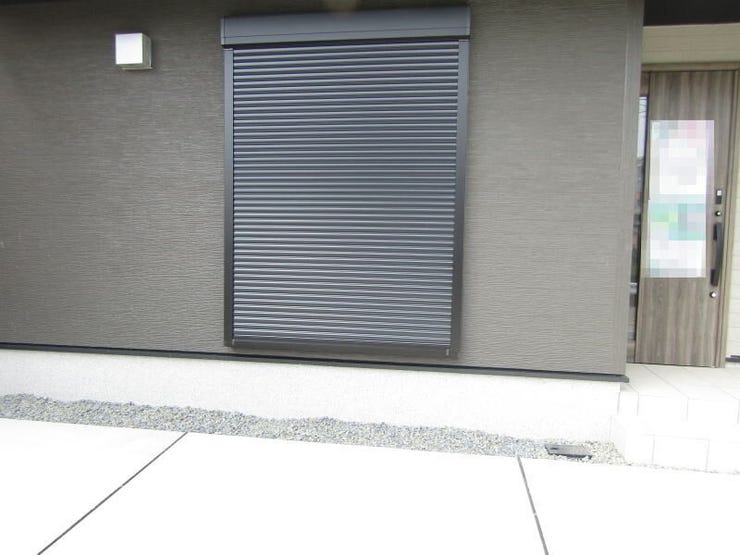 シャッター付。台風などの大雨や防風から住宅を守り、空き巣から狙われにくく防犯面にも効果があります。