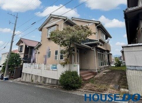 【外観】
日差しがよく当たる南向きの建物♪庭先には植物を植えたり、ガーデニングを楽しんだりと、自分らしい空間が作れます♪