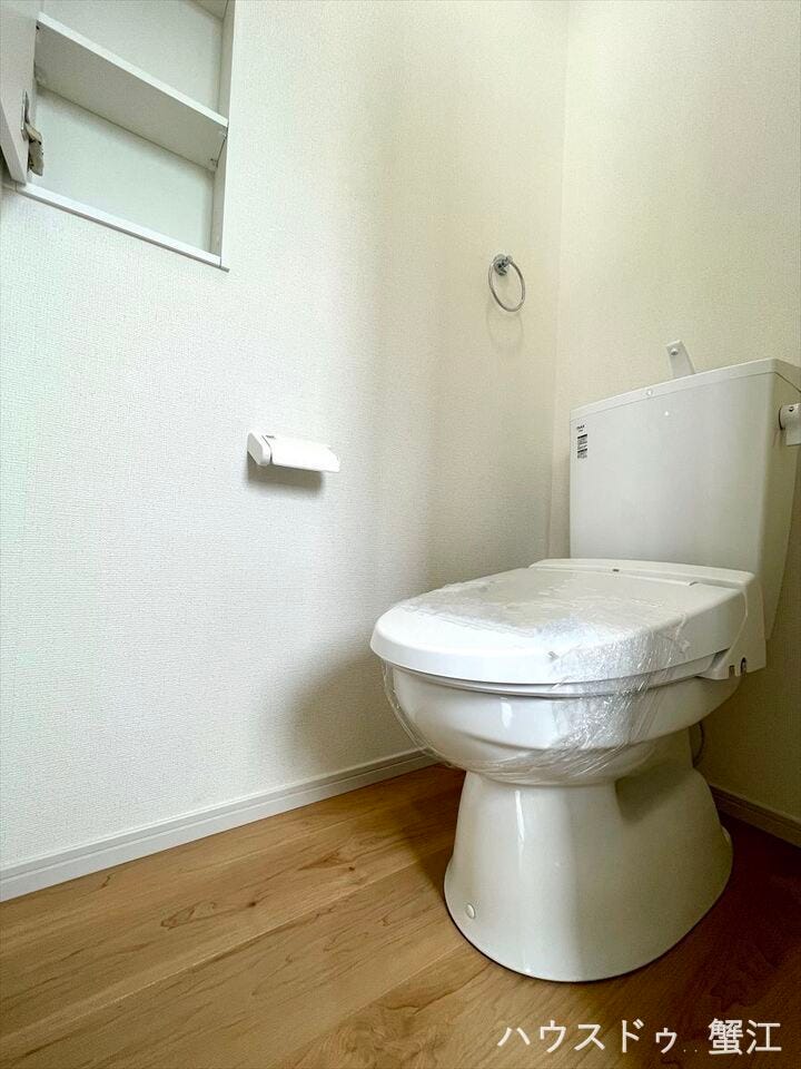 トイレは1階と2階に完備。トイレットペーパー等を仕舞える小物入れがあるのもちょっと嬉しいポイントですね♪