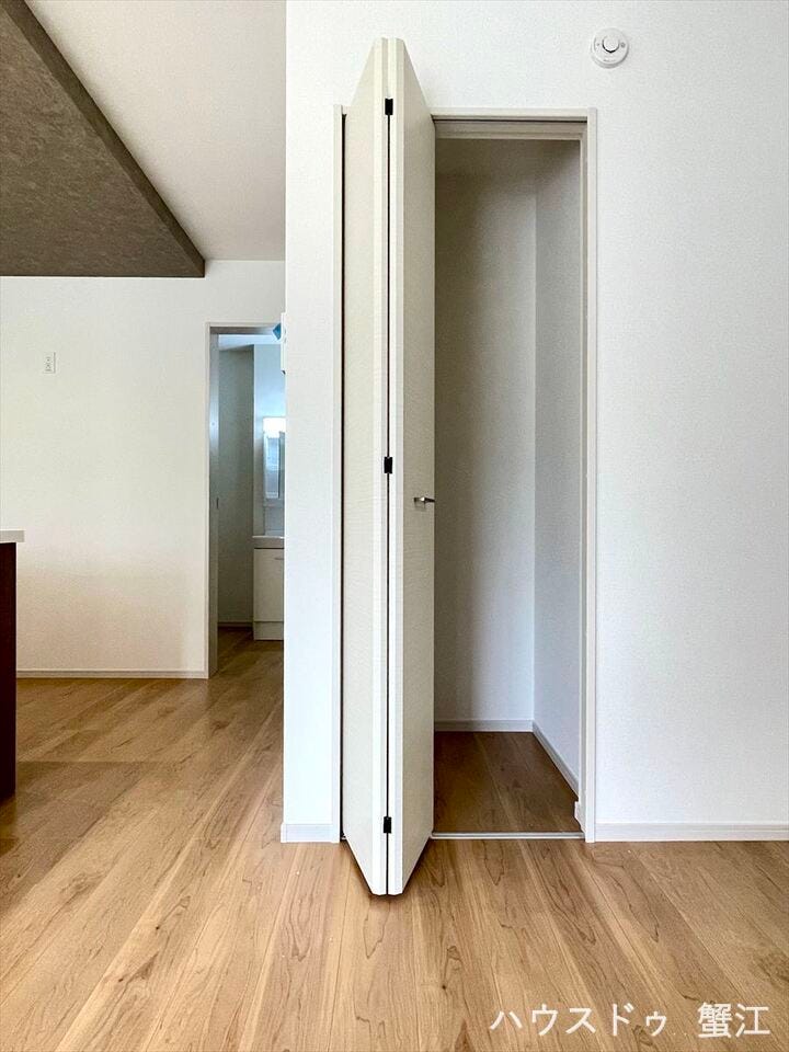 ホール収納:掃除機やお手入れ道具、家族の共有物など、便利な収納で時短生活を。