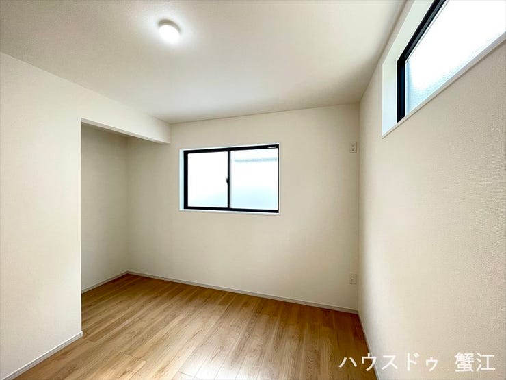 2階5.2帖洋室:二面採光で光と風が心地よく、明るく開放的な空間で快適な生活を実現できます。