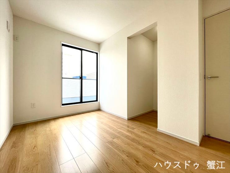 2階5.2帖洋室:南向きの部屋は太陽光を十分に取り込むため、寒い季節でも温かく過ごせます。暖房コストの節約にもなりますね。