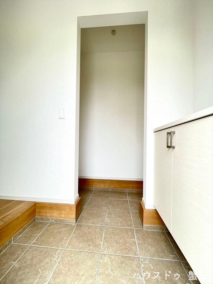 あると便利な土間収納(シューズインクローク)。
玄関土間に設置されたクローゼットは雨具やスポーツ用品などの保管にも最適です。