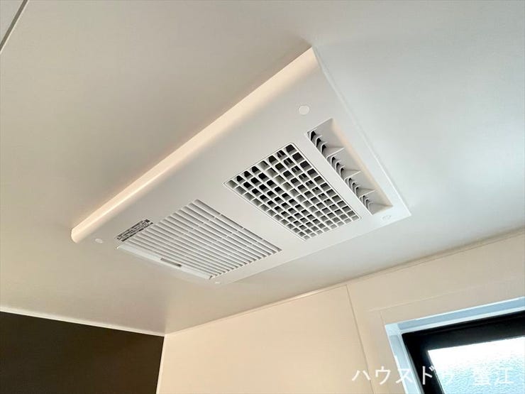 浴室乾燥機です。お風呂の換気ができるだけでなく、雨の日の洗濯物にも大助かりですね!