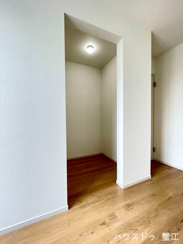 2階5.2帖洋室収納:クローゼット内の照明は足元まで届き掃除がしやすい構造です。
衣類から大型のスーツケースまで幅広く納まります。